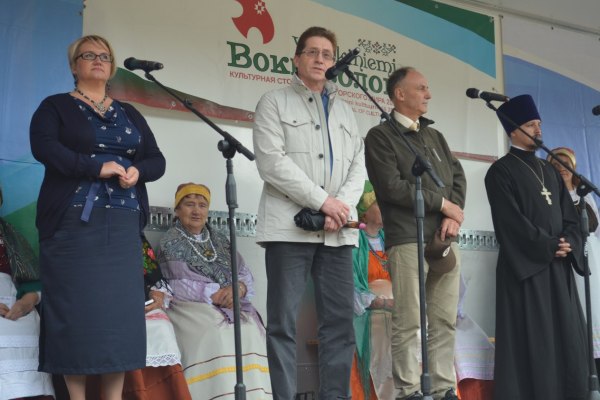 Виктор Сахнов (в центре)