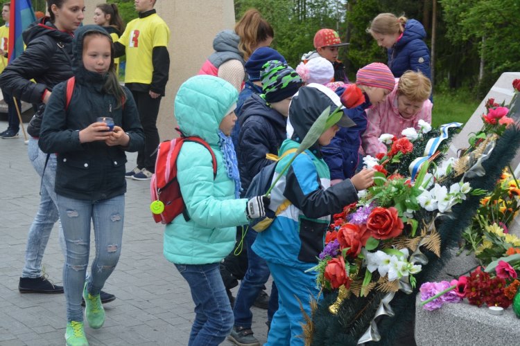 После митинга дети возложили к памятнику цветы 