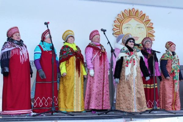 На сцене выступали местные фольклорные коллективы