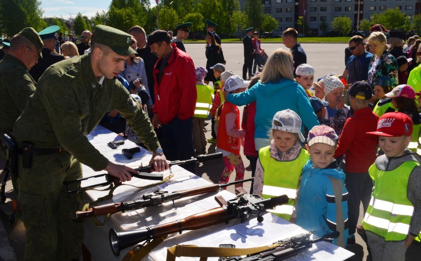 Выставка оружия вызвала неподдельный интерес у ребятишек