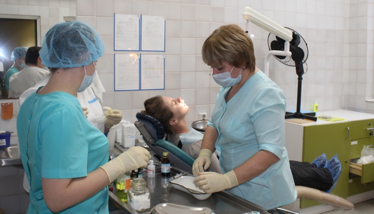 Стоматолог-хирург Светлана Митрофанова (справа)