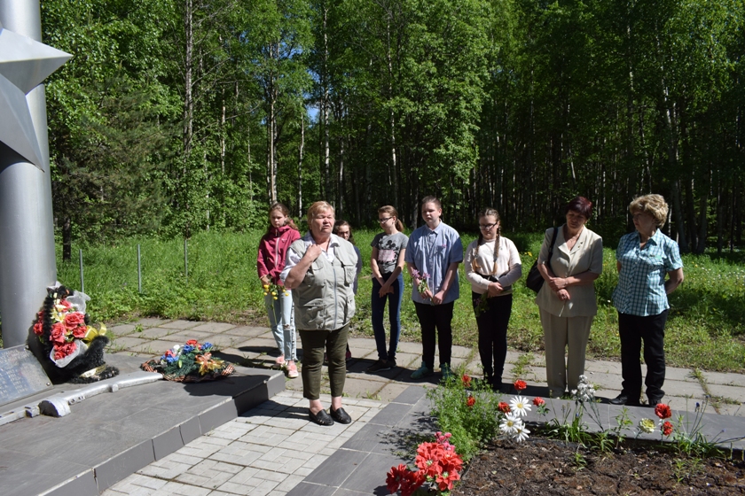 Татьяна Климова (в центре) у мемориала «Ахвенъярвские камни»